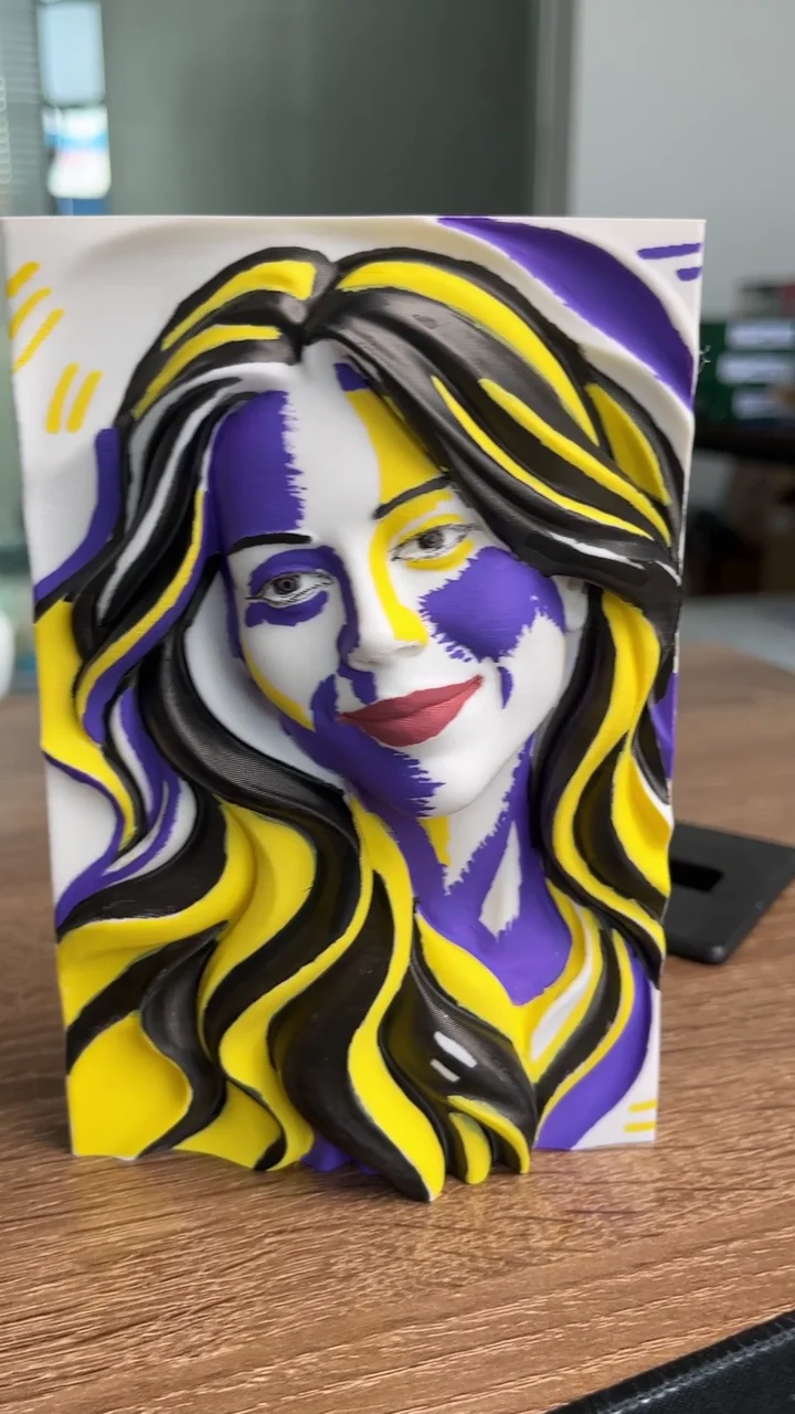Fotograma do vídeo: Pintar um retrato em amarelo, roxo e preto.