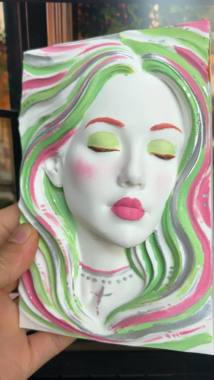 Fotograma do vídeo: Pintar um retrato em rosa e verde.